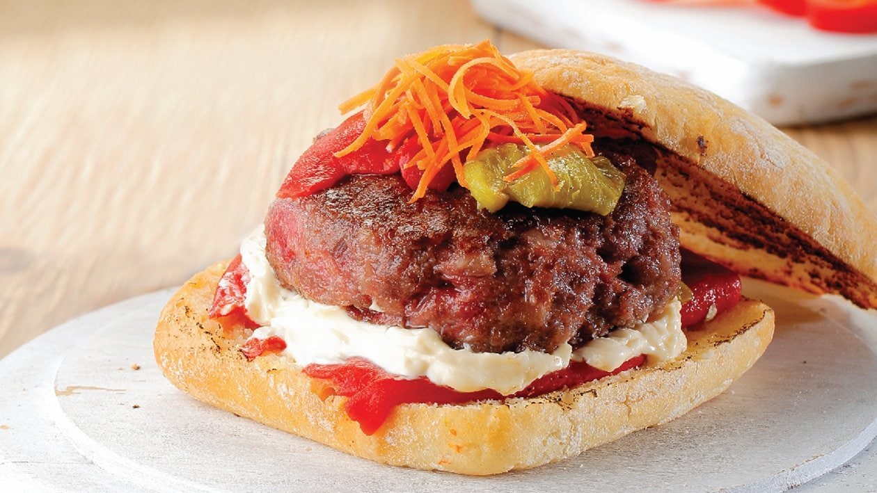 Burger με κόκκινες πιπεριές και κρεμώδη υφή – - συνταγή